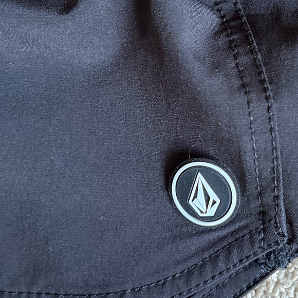 Volcom 2” Board Shorts - Picture 4 of 6